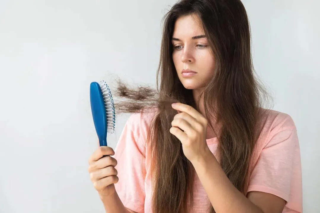 Tình trạng tóc rụng nhiều khi đạt độ dài quá vai gây lo lắng cho phái đẹp