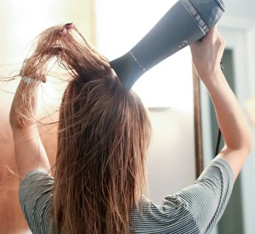 Sử dụng nhiệt độ cao sẽ làm hư tổn những sợi tóc con mỏng manh