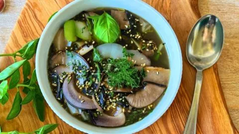 seaweed-soup-recipekorean-seawwed-soup-480x270-1 Chế biến rong biển thành nhiều món ăn hấp dẫn giúp việc duy trì thói quen ăn uống trở nên dễ dàng hơn