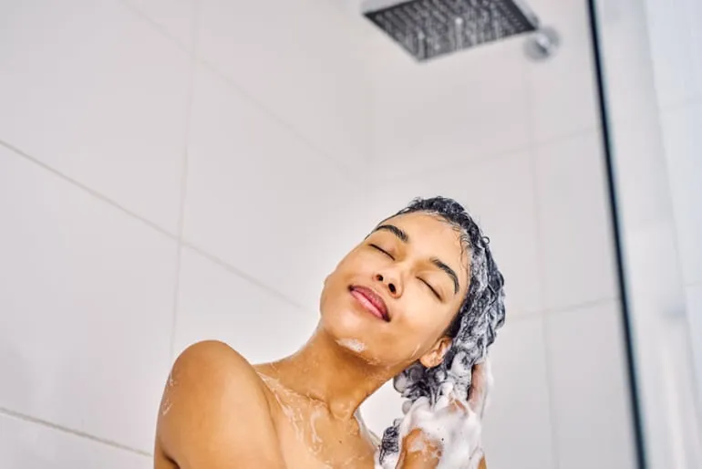 shower-head-filter-for-hair-the-wellnest-by-hum-nutrition Sử dụng vòi sen có bộ lọc là phương pháp đơn giản và hiệu quả để giảm tác hại của nước cứng
