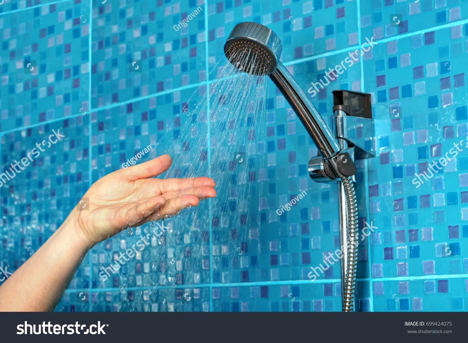 Kiểm tra nhiệt độ nước bằng cổ tay là cách đơn giản để bảo vệ da đầu khỏi bị bỏng nhiệt