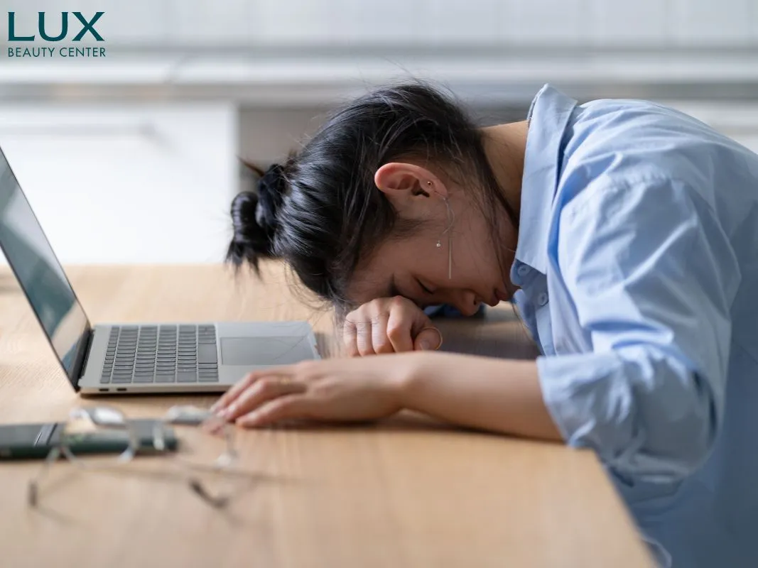 Căng thẳng kéo dài là yếu tố thúc đẩy tình trạng rụng tóc và ngứa ngáy diễn ra nhanh hơn