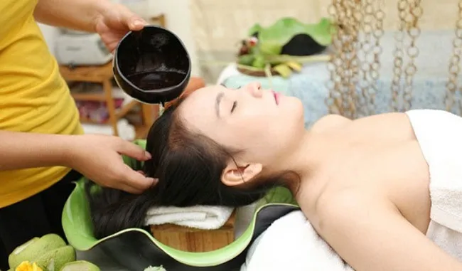 Massage đúng cách giúp hương thơm thảo mộc thấm sâu vào từng sợi tóc