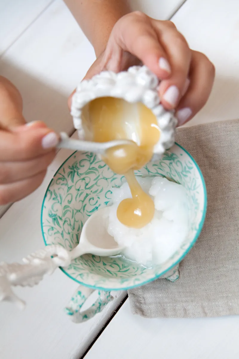 the-everygirl-diy-honey-coconut-hair-mask Sự kết hợp hoàn hảo giữa mật ong Manuka và dầu dừa tạo nên mặt nạ phục hồi tóc tối ưu