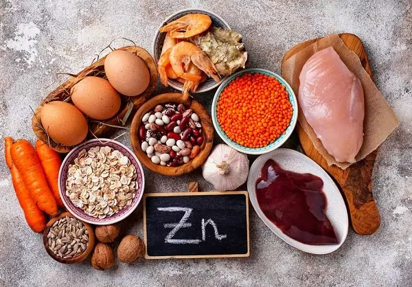 Dinh dưỡng từ thực phẩm và vitamin tổng hợp là sự kết hợp hoàn hảo cho mái tóc