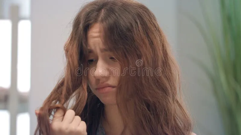 Tình trạng tóc khô xơ và hư tổn là nỗi lo âu của nhiều phái đẹp hiện nay