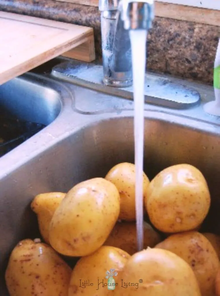 washing-potatoes-761x1024-1 Bảo quản nước vỏ khoai tây đúng cách trong tủ lạnh để duy trì hoạt tính của enzyme