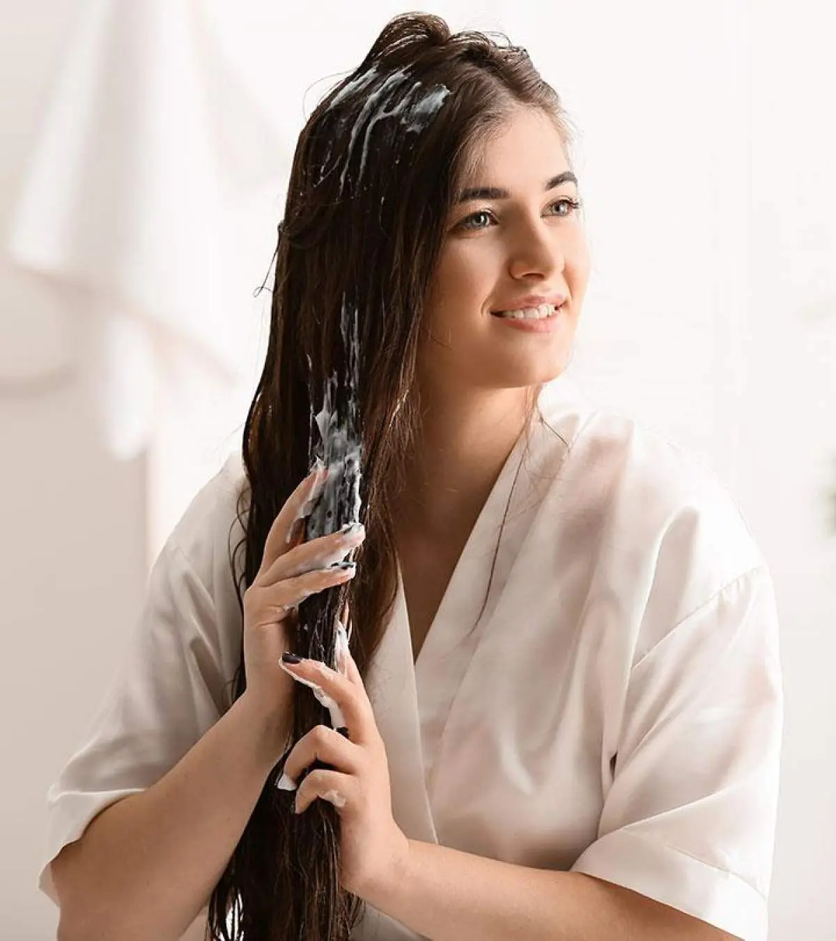 Vị trí lý tưởng để bôi dầu xả là từ thân tóc đến ngọn tóc