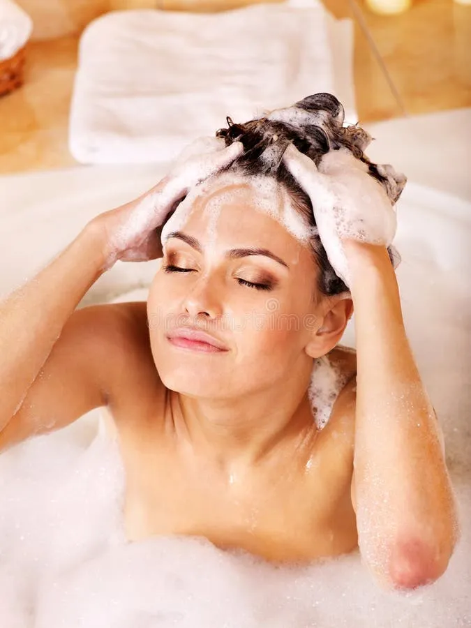 woman-washing-hair-shampoo-20314412 Phương pháp gội đầu 2 lần Double Cleansing tóc là chìa khóa cho một mái tóc sạch khỏe từ gốc đến ngọn